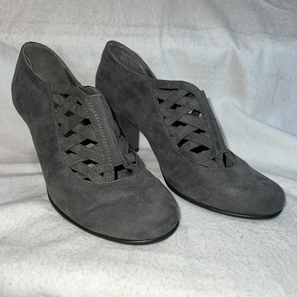 Aerosoles Head Role Grey Faux Suede Cutout Shootie Block Heel Pumps Womens 8.5M‎